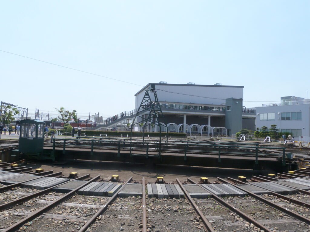 Steam locomotives arranged around the turntable in the Kyoto Railway Museum roundhouse