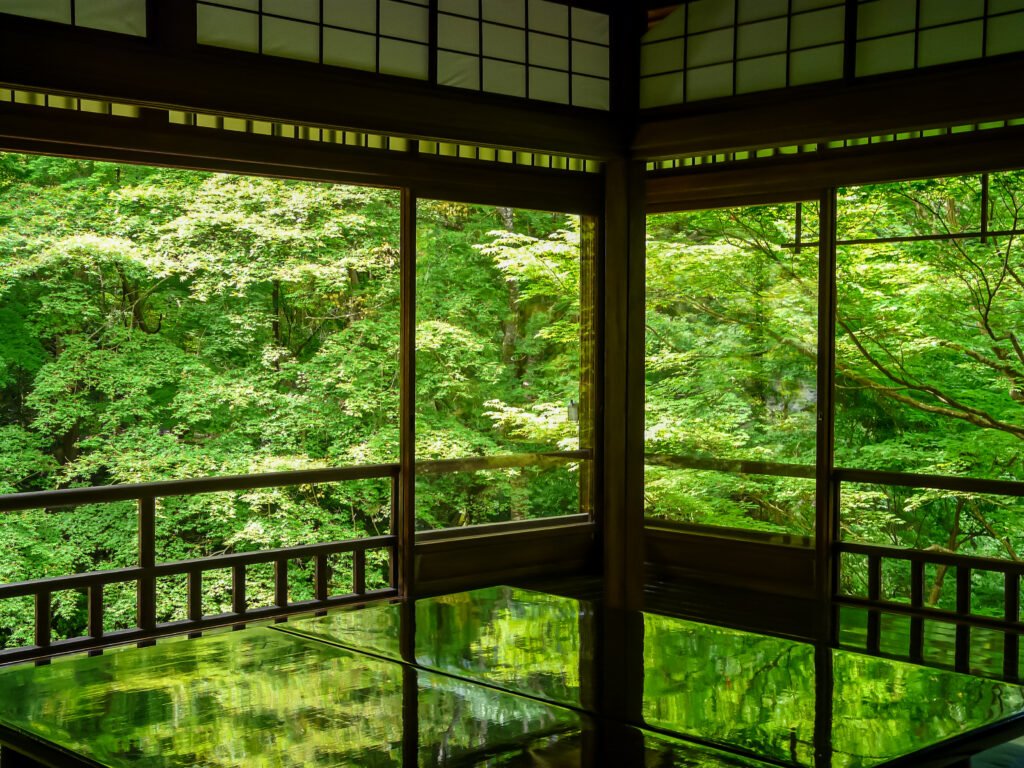 Maple leaves reflected on the black lacquered table at Rurikoin temple in Kyoto